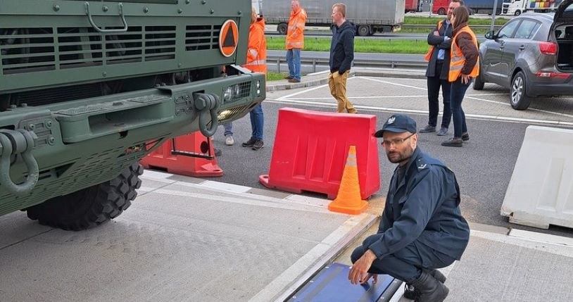 Funkcjonariusze ITD zważyli cały zestaw, a następnie zmienili położenie czołgu na naczepie. Ponowne ważenie dało inne wyniki. /Wojewódzki Inspektorat Transportu Drogowego we Wrocławiu /