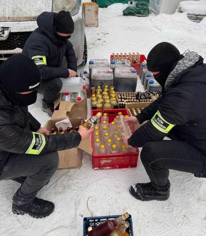 Funkcjonariusze Krajowej Administracji Skarbowej zabezpieczyli 317 litrów podejrzanego alkoholu bez akcyzy podczas kontroli punktu sprzedaży na zawodach w skokach narciarskich w Zakopanem /Izba Administracji Skarbowej w Krakowie /