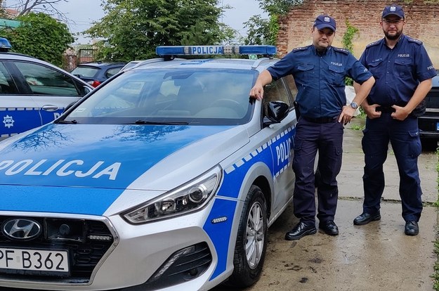 Funkcjonariusze, którzy pomogli uratować 5-latkę /Policja Łódź /Policja