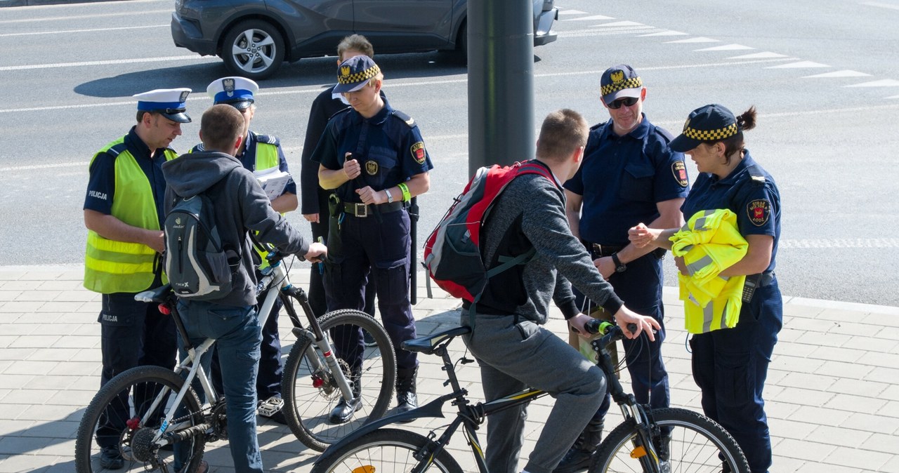 Funkcjonariusze mogą sprawdzać obowiązkowe wyposażenie rowerów /ANDRZEJ ZBRANIECKI /East News