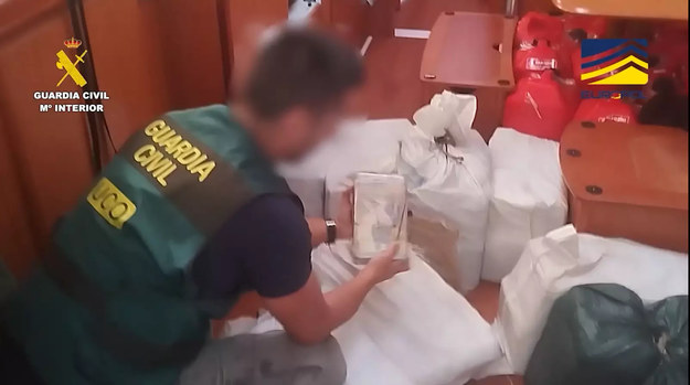Funkcjonariusze na pokładzie znaleźli 700 kilogramów kokainy w paczkach /Europol /