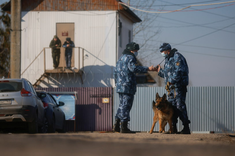 Funkcjonariusze na straży w pobliżu punktu kontroli bezpieczeństwa w kolonii karnej IK-2 w Pokrov w Rosji. Zdj. ilustracyjne /MAXIM SHEMETOV/Reuters /Agencja FORUM