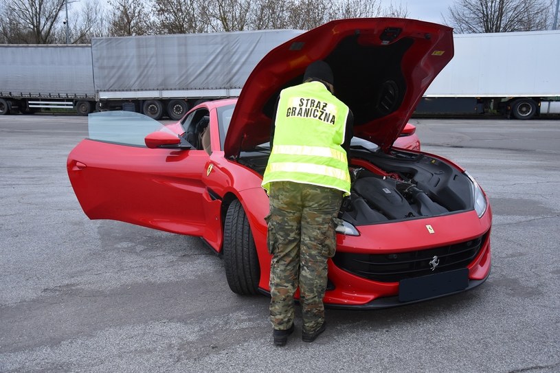 Funkcjonariusze NOSG zatrzymali kradzione Ferrari Portofino na przejściu w Kukurykach /Nadbużański Oddział Straży Granicznej /