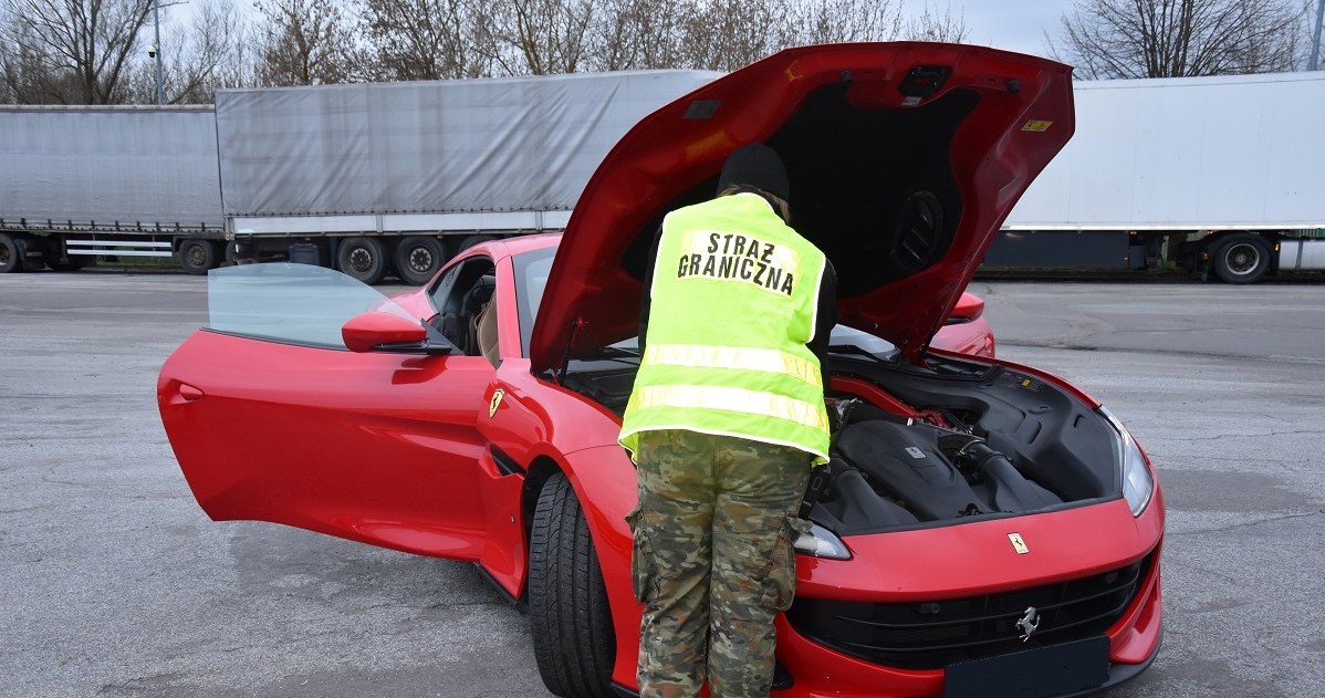 Funkcjonariusze NOSG zatrzymali kradzione Ferrari Portofino na przejściu w Kukurykach /Nadbużański Oddział Straży Granicznej /