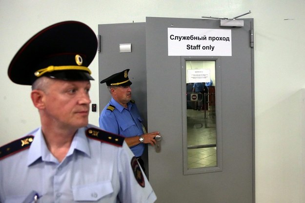 Funkcjonariusze ochrony lotniska Szeremietiewo w Moskwie /MAXIM SHIPENKOV    /PAP/EPA