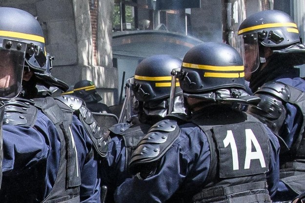 Funkcjonariusze paryskiej policji. /CHRISTOPHE PETIT TESSON /PAP/EPA