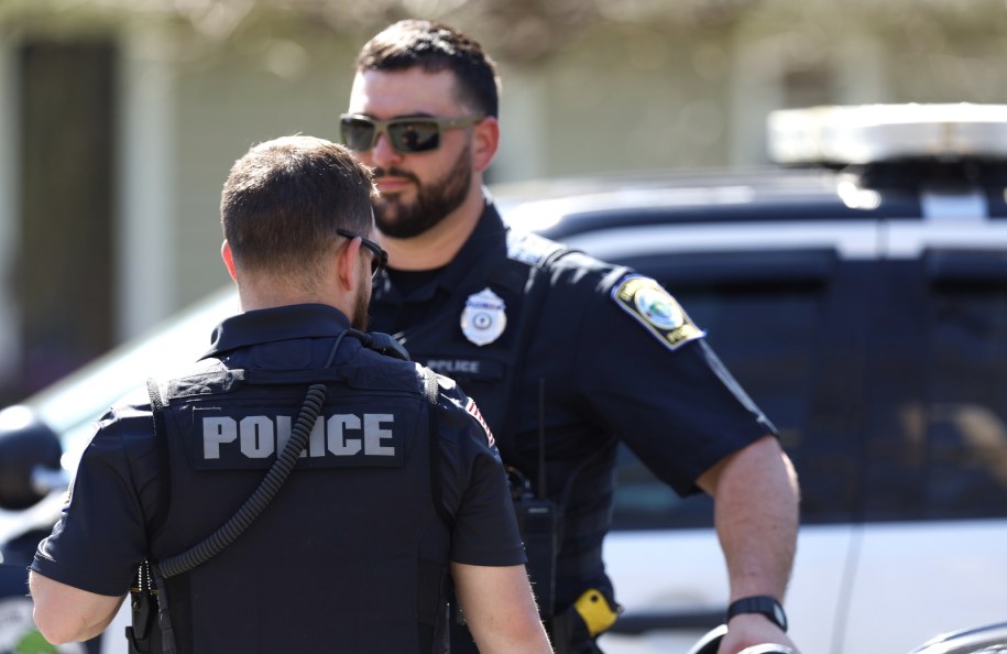 Funkcjonariusze podczas aresztowania podejrzanego /PAP/EPA