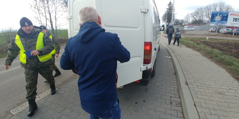 Funkcjonariusze podczas kontroli /Łukasz Szpyrka /INTERIA.PL
