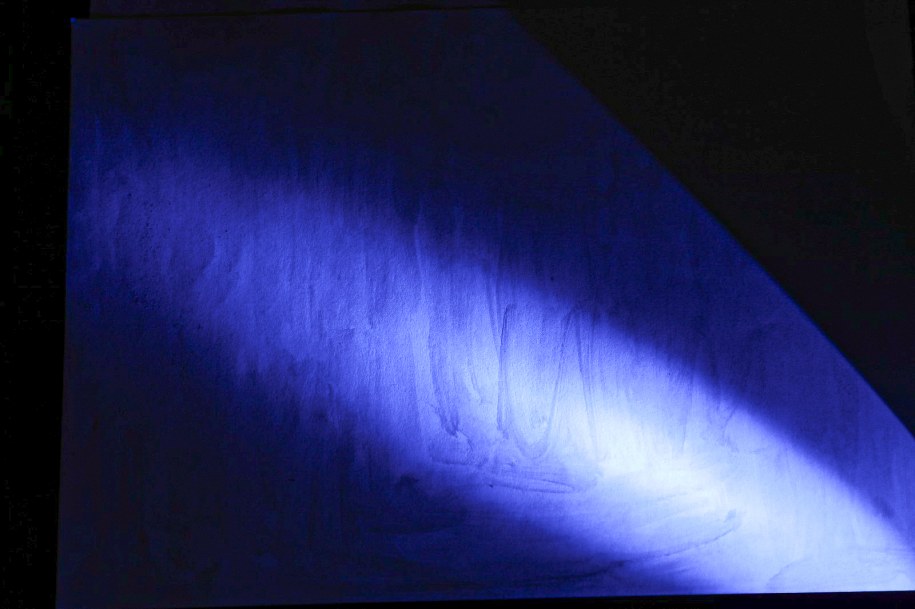 Funkcjonariusze poddali przesyłkę szczegółowej kontroli na obecność narkotyków /Krajowa Administracja Skarbowa /