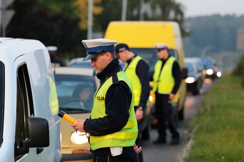 Funkcjonariusze policji i ITD zatrzymali pijanych kierowców /Piotr Jędzura /Reporter