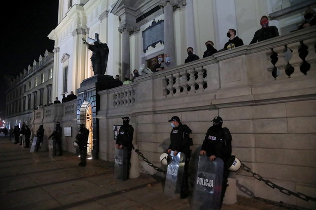 Funkcjonariusze policji i kontrdemonstranci pod Kościołem św. Krzyża przy Krakowskim Przedmieściu w Warszawie /	Wojciech Olkuśnik /PAP