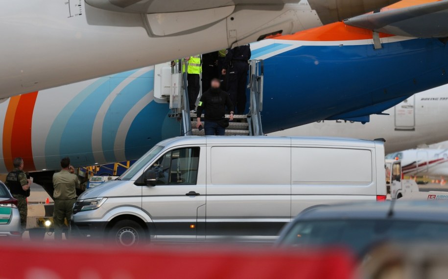 Funkcjonariusze policji opuszczają samolot flydubai po wylądowaniu w Warszawie /Paweł Supernak /PAP