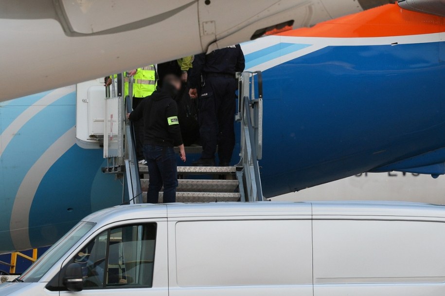 Funkcjonariusze policji opuszczają samolot linii lotniczej flydubai po wylądowaniu na lotnisku Okęcie w Warszawie. Na pokładzie znajdował się Sebastian M., podejrzany o spowodowanie wypadku na autostradzie A1, w którym zginęła trzyosobowa rodzina.