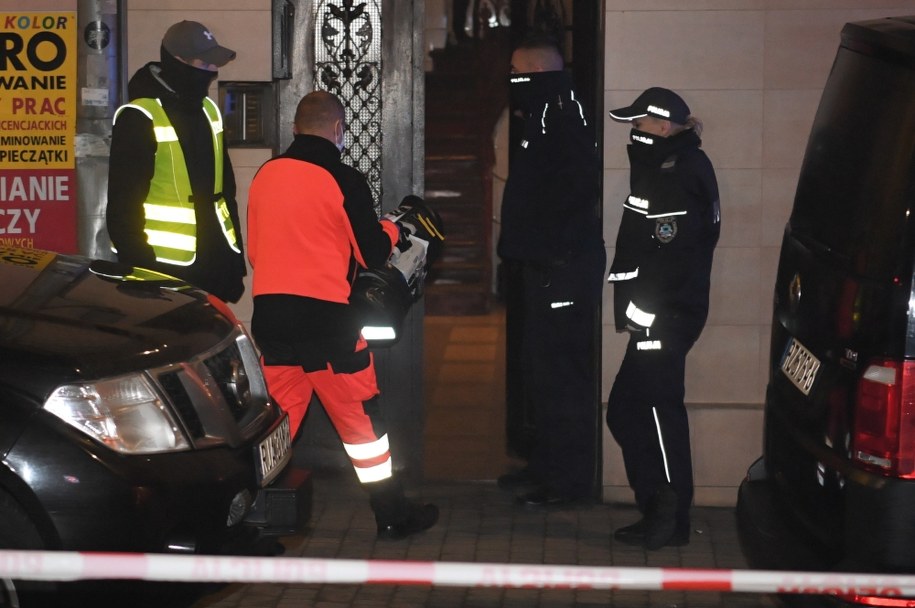 Funkcjonariusze policji pod jedną z kamienic w Przemyślu /Darek Delmanowicz /PAP