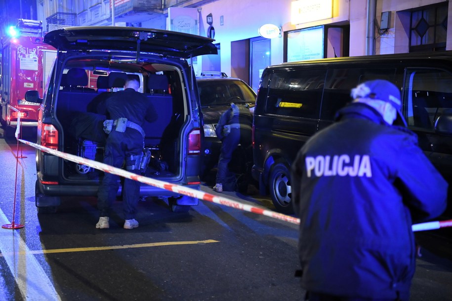 Funkcjonariusze policji pod jedną z kamienic w Przemyślu /Darek Delmanowicz /PAP