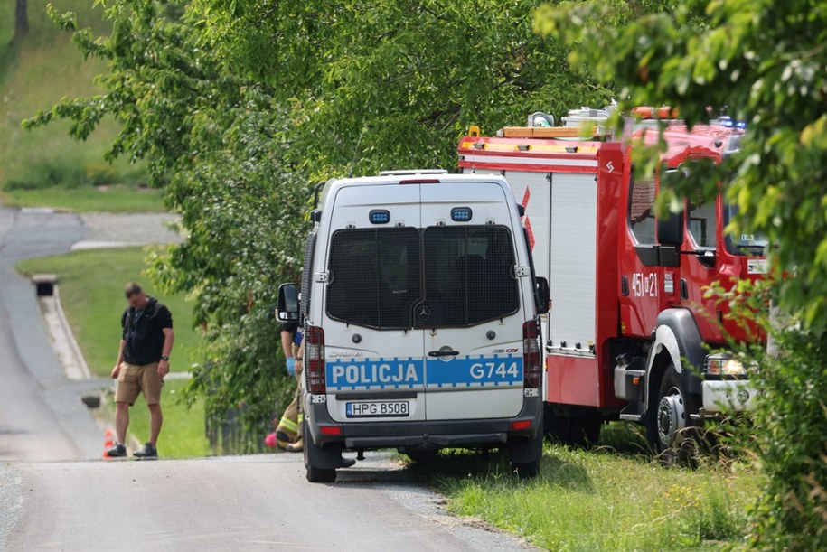 Funkcjonariusze policji podczas poszukiwania sprawcy strzelaniny w domu jednorodzinnym w Starej Wsi (zdjęcie z 27 czerwca 2025) /	Grzegorz Momot   /PAP