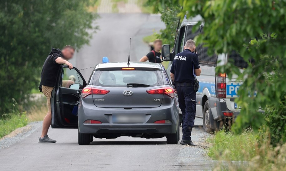 Funkcjonariusze policji prowadzą poszukiwania sprawcy strzelaniny w domu jednorodzinnym w Starej Wsi koło Limanowej /Grzegorz Momot /PAP