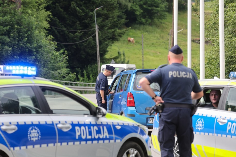 Funkcjonariusze policji prowadzą poszukiwania sprawcy strzelaniny w domu jednorodzinnym w Starej Wsi koło Limanowej /Grzegorz Momot /PAP