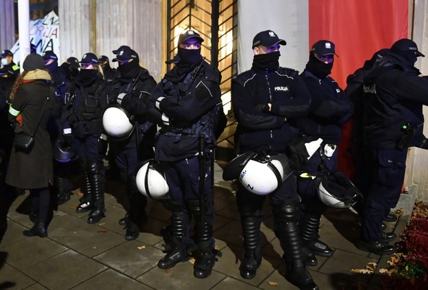 Funkcjonariusze policji przed bramą wjazdową Ministerstwa Edukacji Narodowej w Warszawie / 	Radek Pietruszka   /PAP