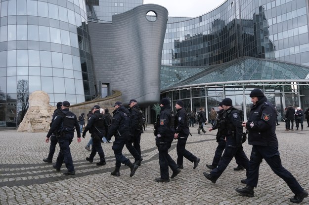 Funkcjonariusze policji przed budynkiem TVP przy ulicy Woronicza w Warszawie /Kalbar  /PAP
