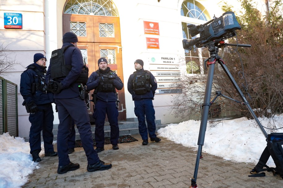 Funkcjonariusze policji przed siedzibą Krajowej Rady Sądownictwa w Warszawie / 	Tomasz Gzell    /PAP
