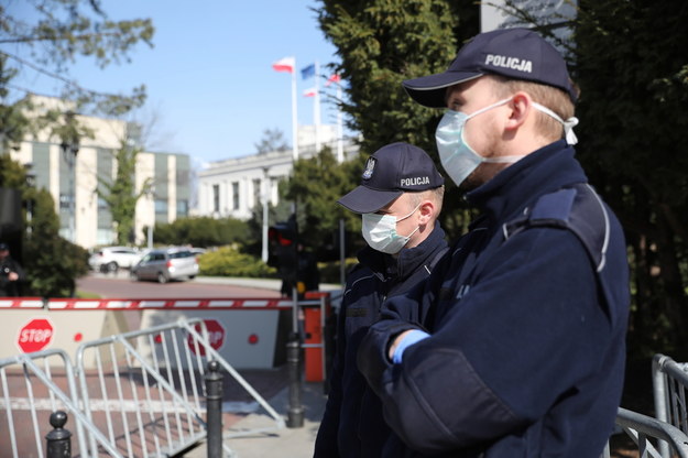 Funkcjonariusze policji przed wejściem na teren Sejmu / 	Leszek Szymański    /PAP