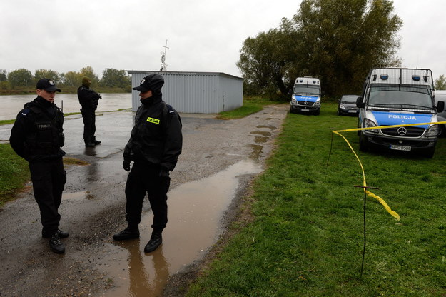 Funkcjonariusze policji zabezpieczają teren eksperymentu procesowego dotyczącego śledztwa w sprawie zabójstwa nastolatki sprzed 18 lat /Piotr Polak /PAP