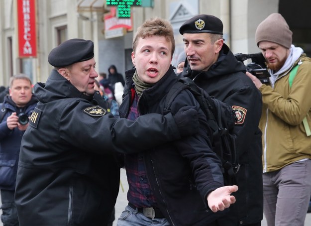 Funkcjonariusze policji zatrzymują dziennikarza Romana Protasevicha, który próbuje relacjonować wiec w Mińsku na Białorusi/ zdjęcie archiwalne z 2017 roku /STRINGER /PAP/EPA