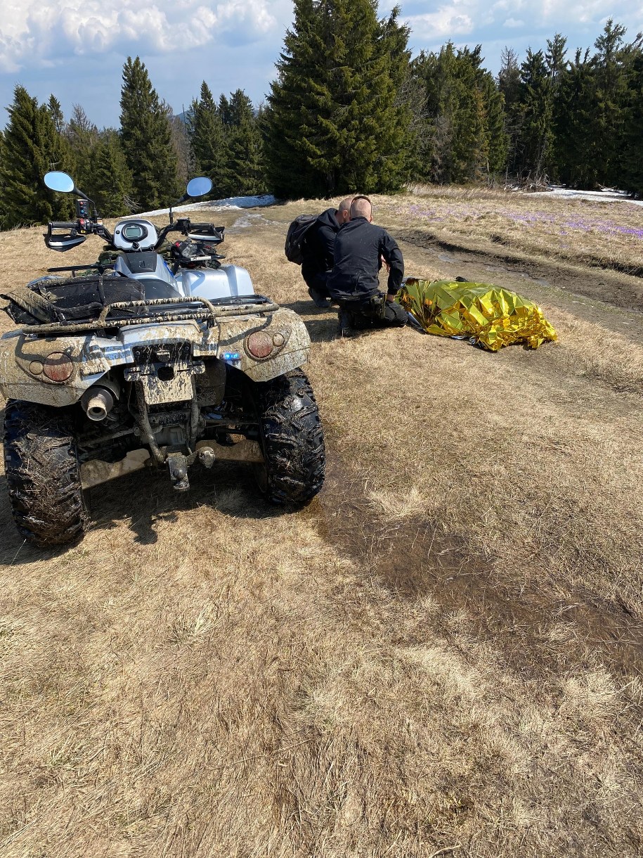Funkcjonariusze pomagający turystce /KPP Nowy Targ  /Policja