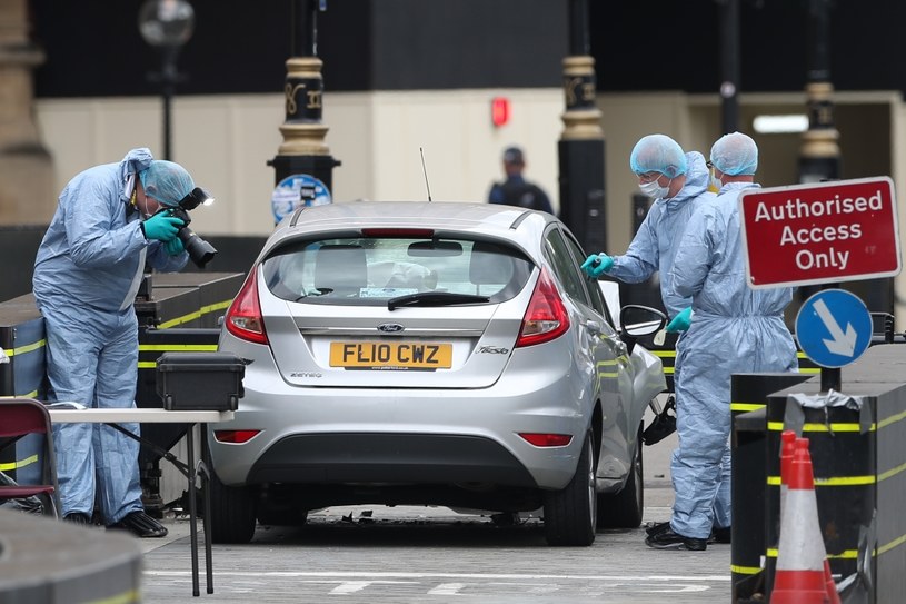 Funkcjonariusze pracujący wokół srebrnego samochodu Ford Fiesta, który 14 sierpnia wjechał w barierkę bezpieczeństwa przed brytyjskim parlamentem /DANIEL LEAL-OLIVAS /AFP