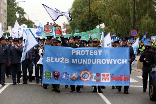 Funkcjonariusze protestowali przeciwko zapisom ustawy /Tomasz Gzell /PAP