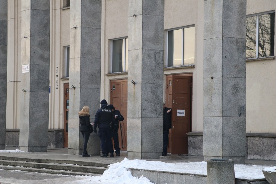 Funkcjonariusze przed budynkiem Wisły Kraków /Jacek Skóra /RMF FM