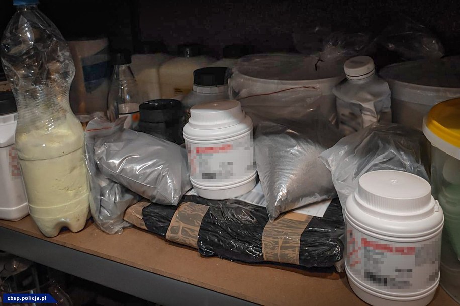 Funkcjonariusze przejęli kilogram materiałów wybuchowych, 4 kg mieszanin pirotechnicznych, ponad 20 kg sypkich i blisko 35 l płynnych prekursorów materiałów wybuchowych /Policja
