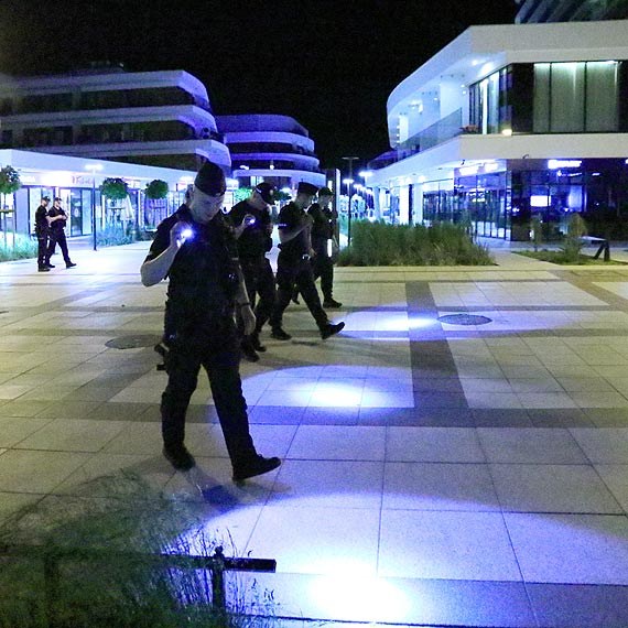 Funkcjonariusze przeszukali teren w okolicy miejsca, gdzie turystka została najprawdopodobniej postrzelona /Sławomir Ryfczyński/ iswinoujscie.pl /