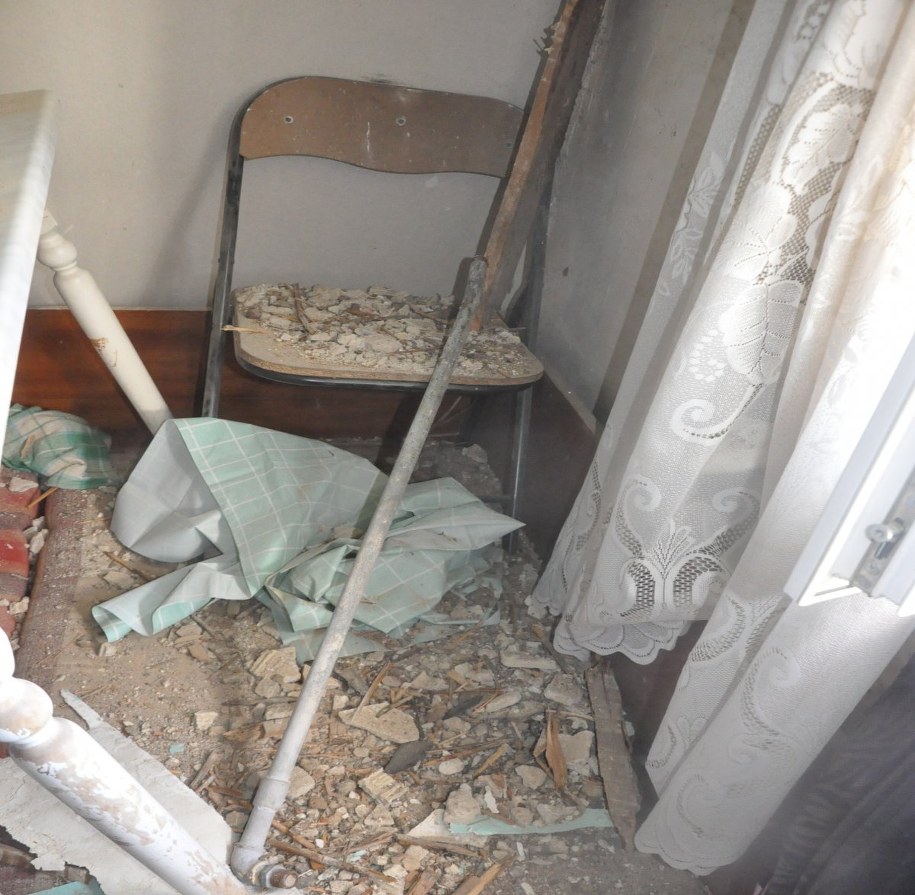 Funkcjonariusze siłowo weszli do mieszkania. /KPP Koło /