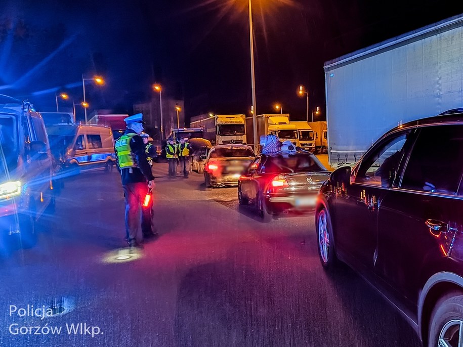 Funkcjonariusze skontrolowali ponad 200 samochodów i ich kierowców /Policja