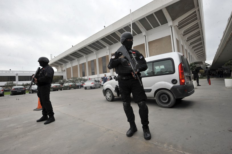 Funkcjonariusze służb bezpieczeństwa w pobliżu lotniska w Tunisie. Po atakach zaostrzono w Tunezji środki bezpieczeństwa /AFP