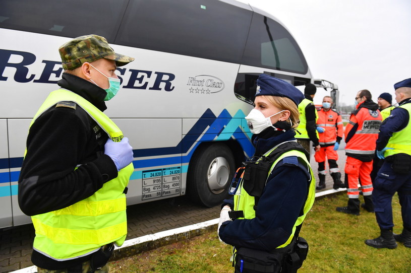 Funkcjonariusze służb granicznych podczas kontroli sanitarnej autokarów wjeżdżających do Polski z Niemiec / 	Marcin Bielecki    /PAP