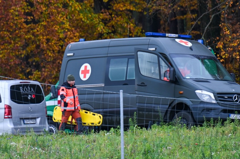 Funkcjonariusze służb w okolicach zbiornika wodnego Lepusz w otulinie Trójmiejskiego Parku Krajobrazowego /Adam Warżawa /PAP