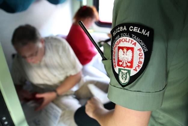 Funkcjonariusze Służby Celnej nie mają łatwego życia / Fot: Tomasz Rytych /Reporter