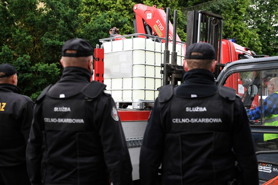 Funkcjonariusze Służby Celnej (zdjęcie poglądowe) /Darek Delmanowicz /PAP