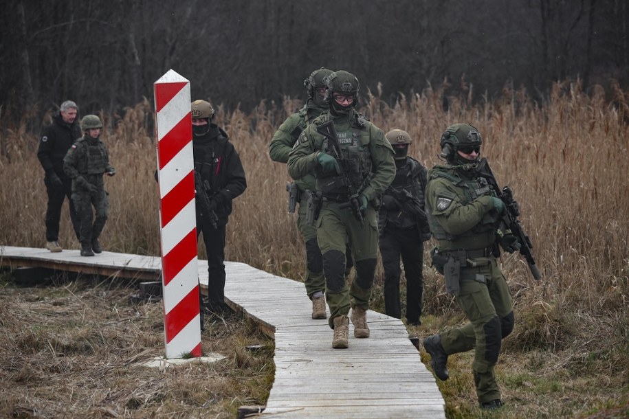 Funkcjonariusze straży granicznej na pasie granicznym między Polską a Białorusią /Artur Reszko /PAP
