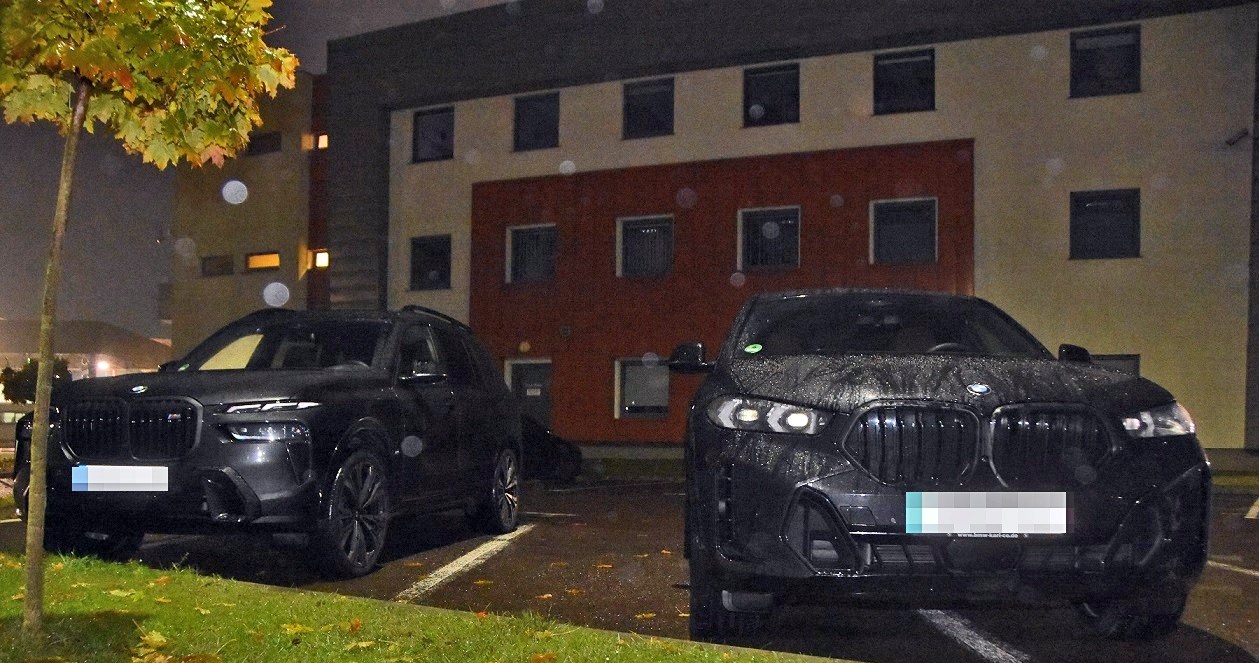 Funkcjonariusze straży granicznej odzyskali roczne BMW X7 oraz X6 /Straż Graniczna