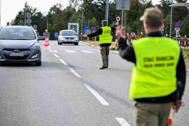 Funkcjonariusze straży granicznej podczas kontroli na polsko-słowackim przejściu granicznym w Barwinku /Darek Delmanowicz /PAP