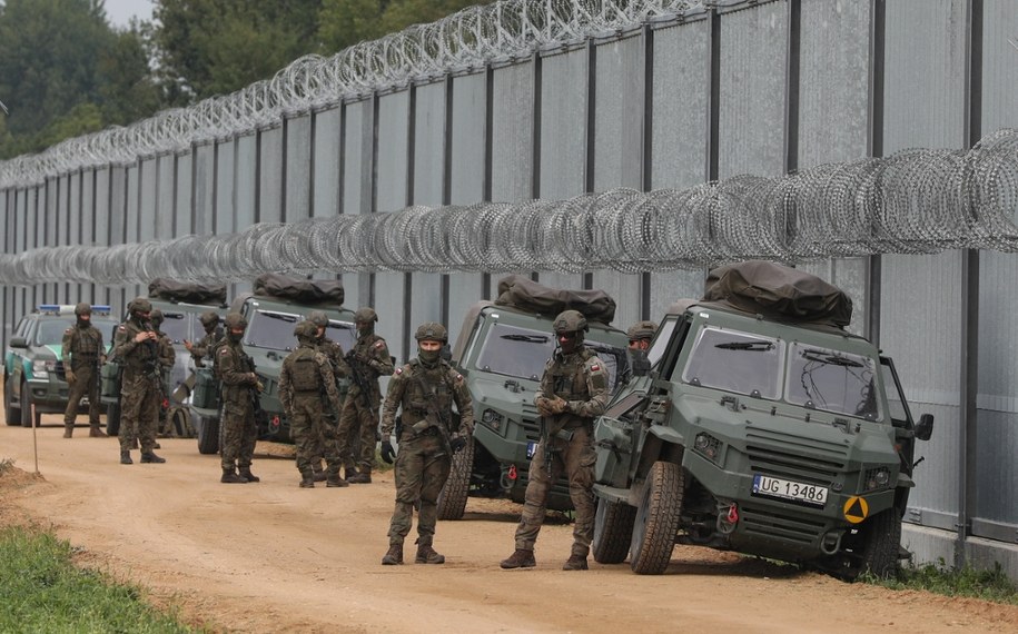 Funkcjonariusze straży granicznej (zdjęcie poglądowe) /Adam Reszko /PAP