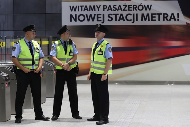 Funkcjonariusze straży metra na nowo otwartej stacji Trocka / 	Tomasz Gzell    /PAP