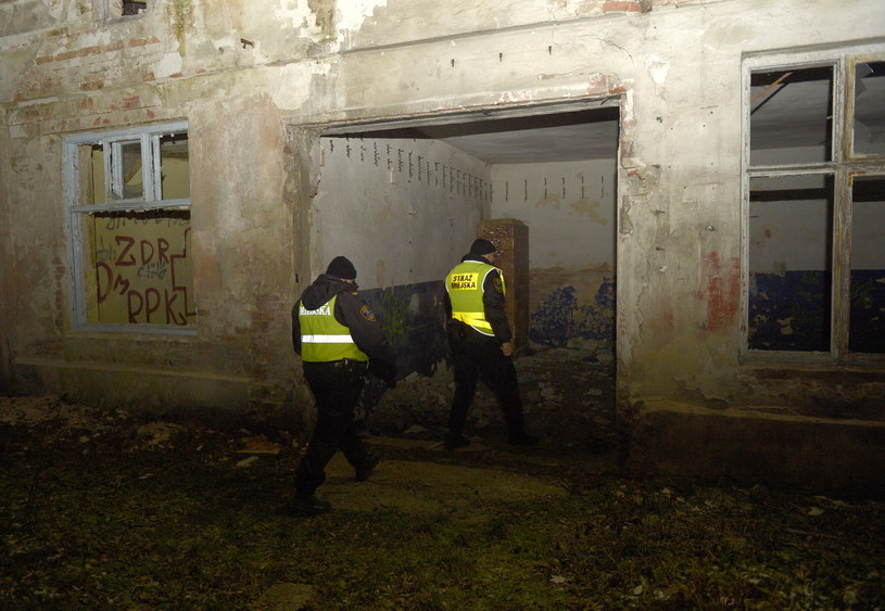 Funkcjonariusze straży miejskiej sprawdzają pustostany w Przemyślu /Darek Delmanowicz /PAP