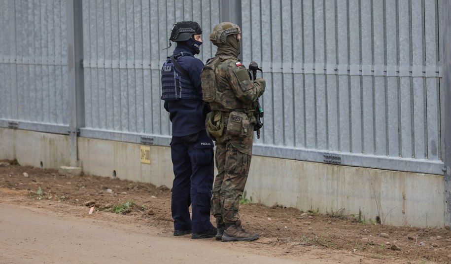 Funkcjonariusze wojska i policji na granicy z Białorusią /Artur Reszko /PAP