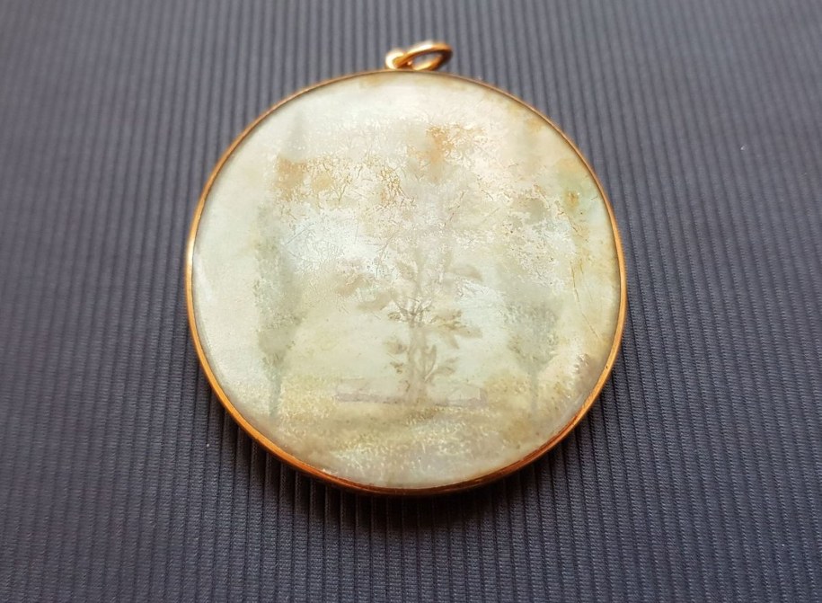 Funkcjonariusze Wydziału Kryminalnego puławskiej komendy odzyskali zaginiony pierścień oraz medalion należące do Teresy Czartoryskiej /Lubelska Policja /