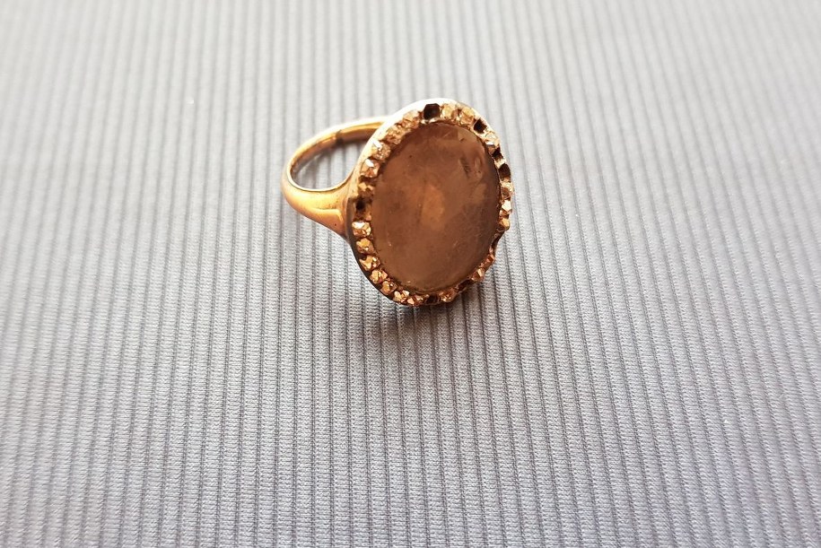 Funkcjonariusze Wydziału Kryminalnego puławskiej komendy odzyskali zaginiony pierścień oraz medalion należące do Teresy Czartoryskiej /Lubelska Policja /